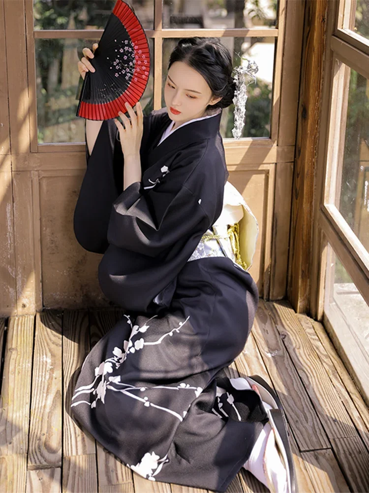 Kimono Traditionnel Japonais Noir à Fleurs - Image 4